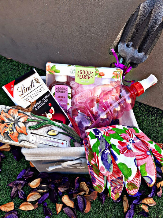 Gardening Lover Hamper & Flowers